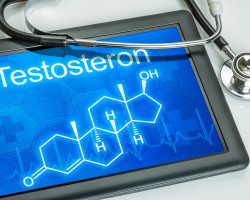 Tablet mit der chemischen Strukturformel von Testosteron - Testosteron Speicheltest